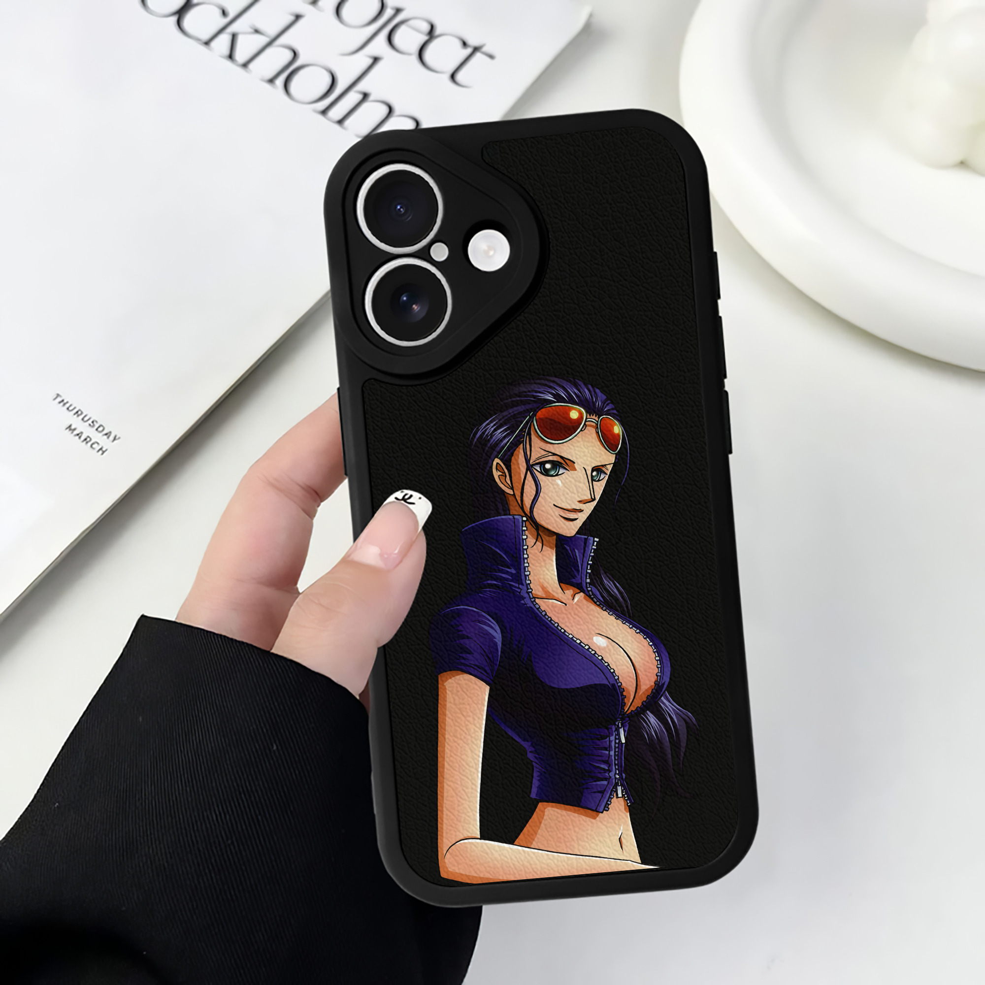 （画像用） ワンピース ニコ・ロビン ONE PIECE Nico Robin 【iPhone 16シリーズ対応】シリコンスマホケース（レザー調） 材質：シリコン